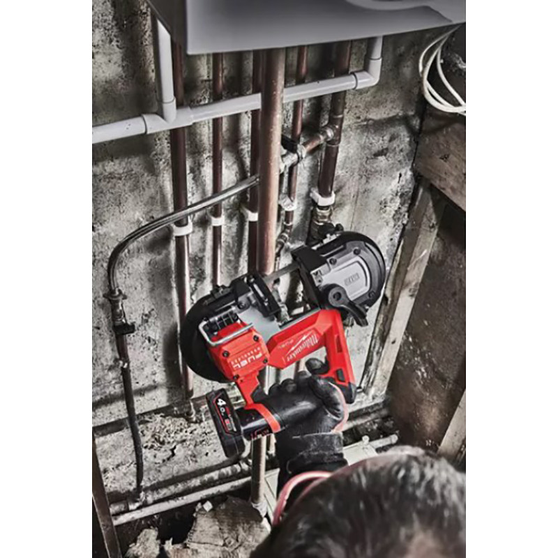 Субкомпактна стрічкова пилка MILWAUKEE M12 FUEL FBS64-402C 64мм MILWAUKEE