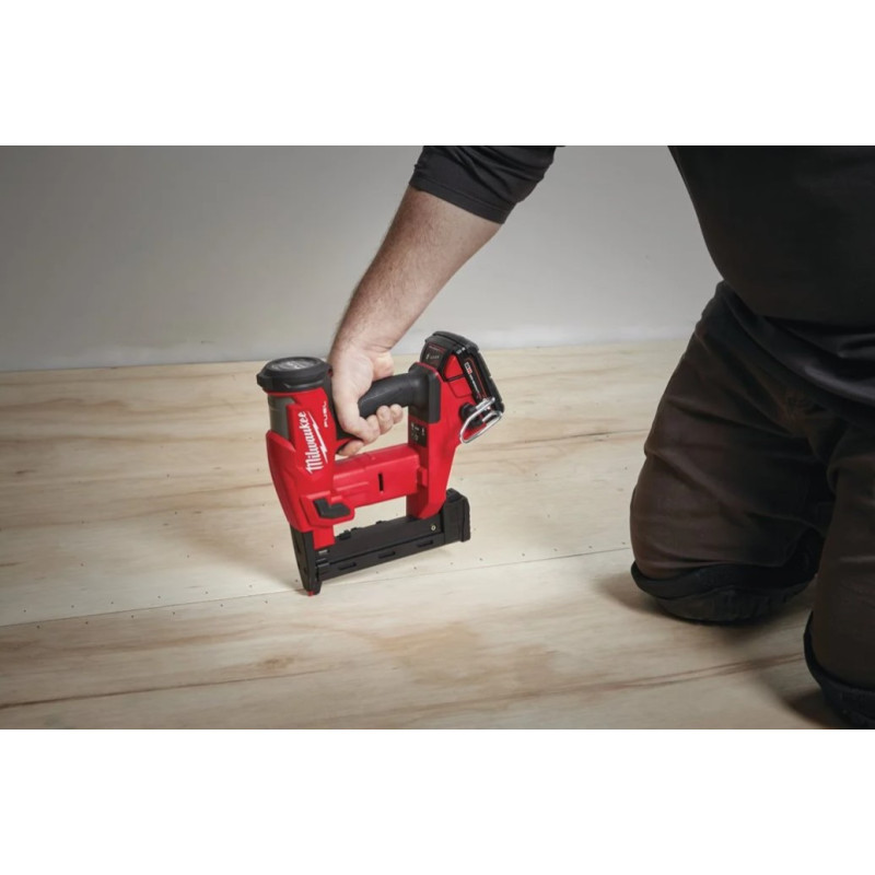 Степлер скобозабивний акумуляторний MILWAUKEE M18 FUEL FNCS18GS-202X 4933471940