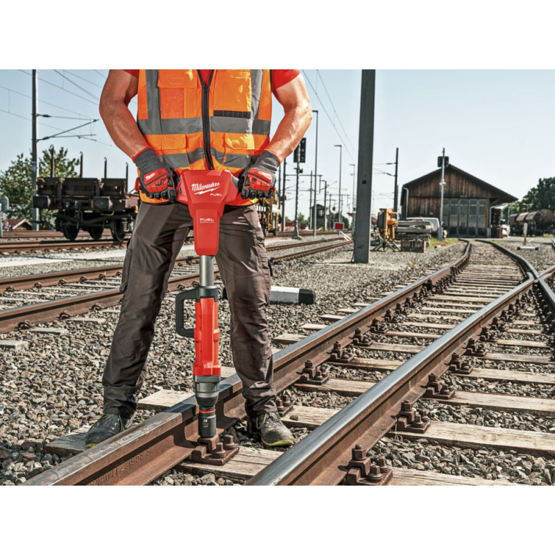 Гайкокрут залізничний акумуляторний 1'' (2000 Нм) MILWAUKEE M18 FHIWF1R-0C (каркас)