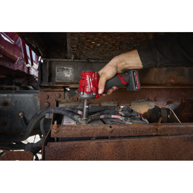 Гайковерт акумуляторний 3/8'' MILWAUKEE з кільцем M12 FCIWF38G3-502X, 745Нм (зарядний пристрій, 2 акум. Х 5Аг, HDкейс)